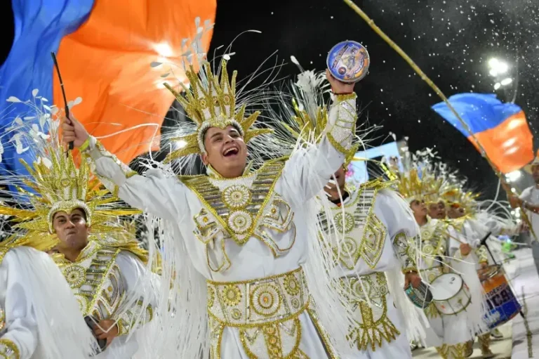 Museo del Carnaval Correntino durante una exposición de trajes y fotografías históricas
