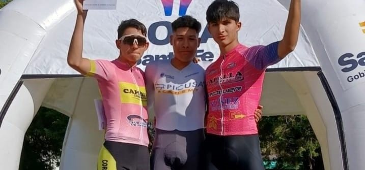 Nicolás Almada en el podio de la Copa Santa Fe de Ciclismo de Pista
