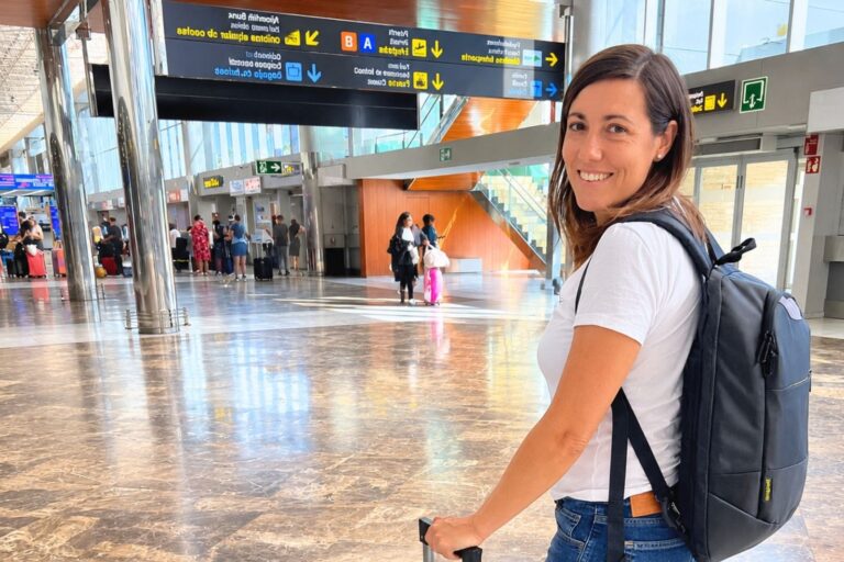 Luciana Chippano y su pareja en el Aeropuerto de Barajas antes de regresar a Argentina