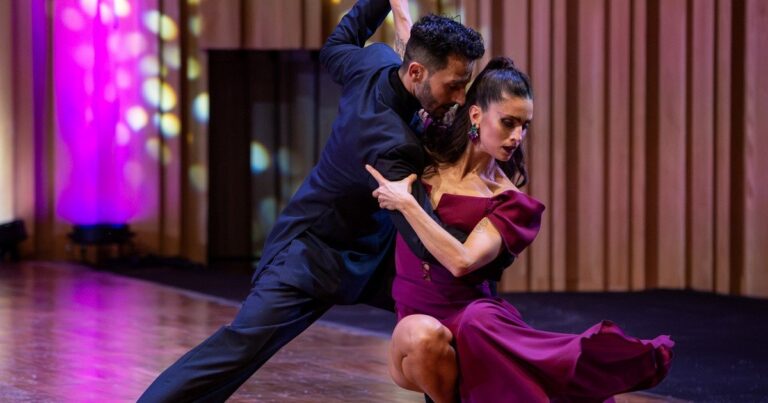 Guadalupe Ponzelli y Lisandro Eberle bailando tango en el Teatro Gran Rex