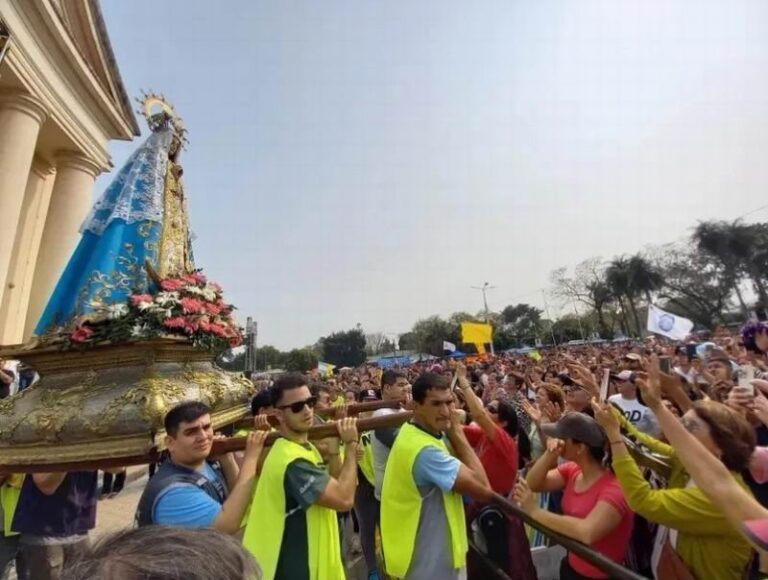 Jóvenes peregrinos caminando hacia la Basílica de Nuestra Señora de Itatí