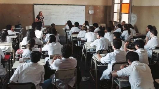 Estudiantes en aula durante prueba PISA