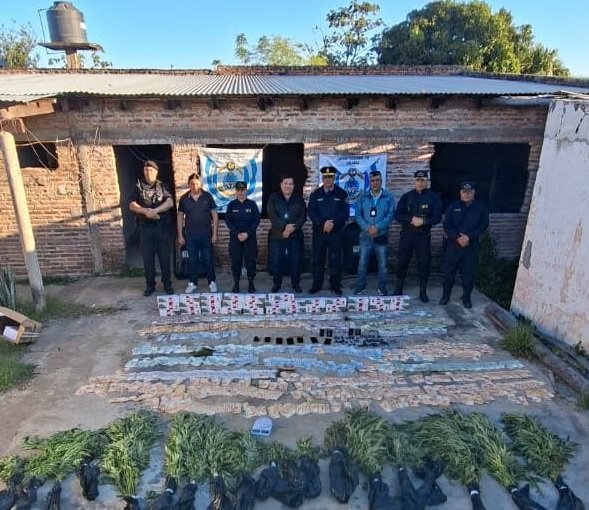 Efectivos de la Policía de Corrientes durante un operativo antidroga