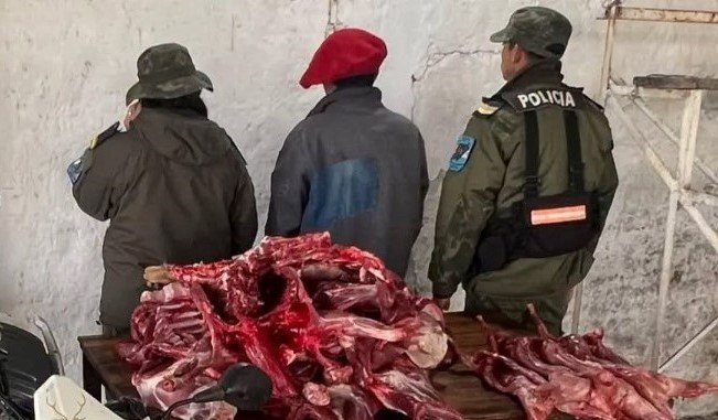 Policía Rural de Sauce junto a las bolsas con carne silvestre secuestrada en la Ruta Provincial 57