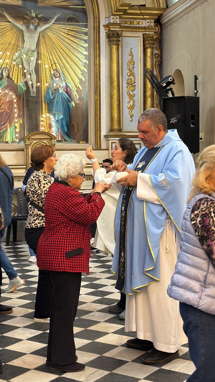 Fieles reunidos en el templo durante los preparativos para la actividad central en honor a la Virgen de la Merced