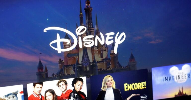 Logotipo de Disney+ sobre fondo azul con el listado de series y películas más vistas en Argentina