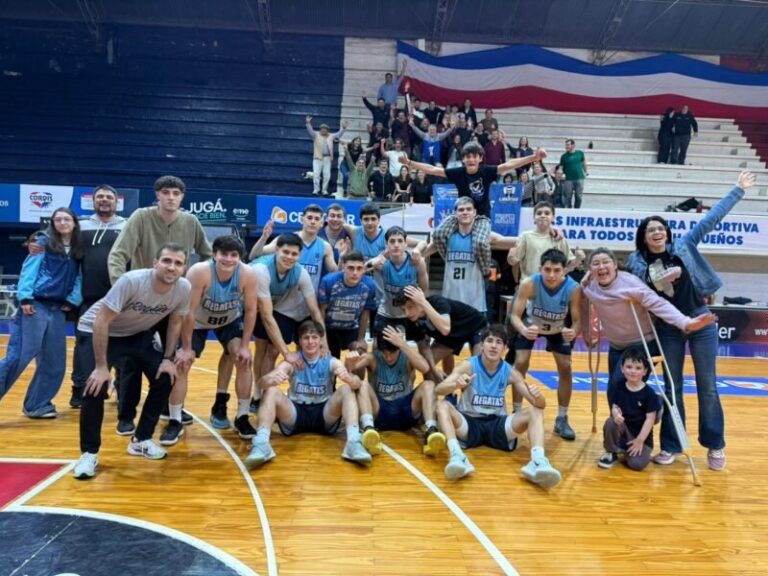Equipo de Regatas Corrientes U17 en partido de la Liga Federal Formativa