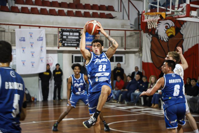 Estadio Fortín Rojinegro de Regatas Corrientes durante un partido de básquet