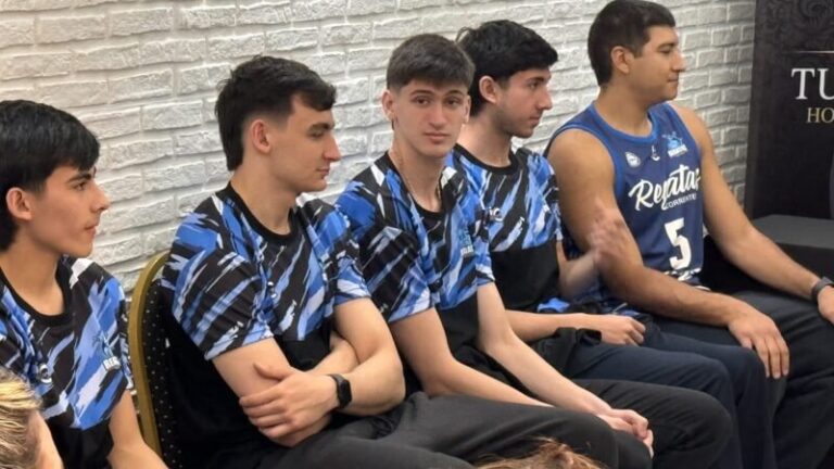 Equipo de básquetbol de Regatas Corrientes en partido oficial