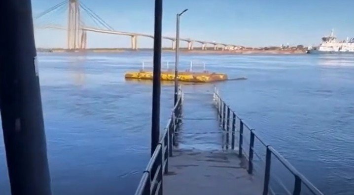 Vista de la costanera de Corrientes con el río Paraná en ascenso