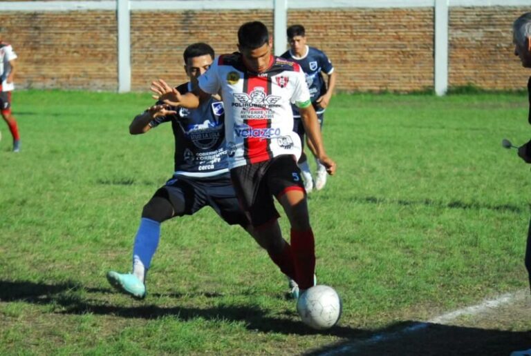 Partido de fútbol entre Mburucuyá y Sacachispas por la Liga Correntina