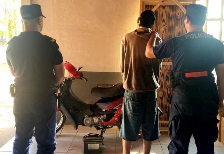 Móvil policial en la intersección de calles Gervasio Artigas y Güemes, barrio Tablada, Santo Tomé