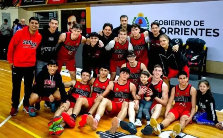 Partido de básquet en el estadio Raúl Argentino Ortíz