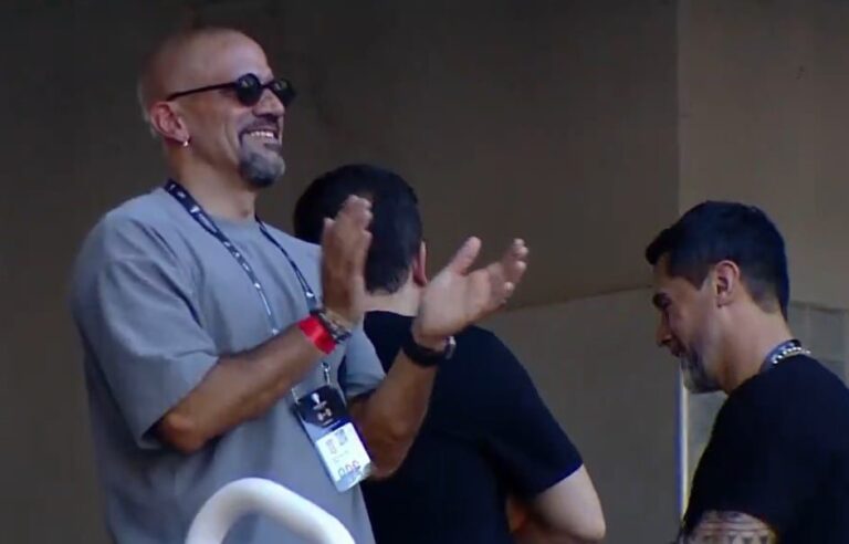 Sebastián Verón observa el partido desde una tribuna del estadio Madre de Ciudades