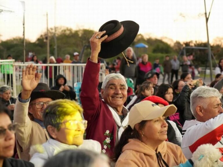 Personas participando de actividades de la Semana del Chamamé en Corrientes