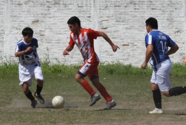 Jugadores de Sportivo Corrientes celebrando la victoria sobre Cambá Cuá