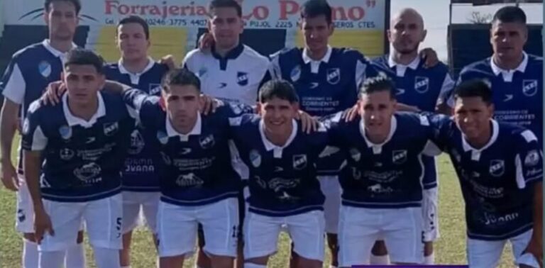 Jugadores de Sportivo Santa Lucía celebrando la clasificación en el Torneo Regional Federal Amateur