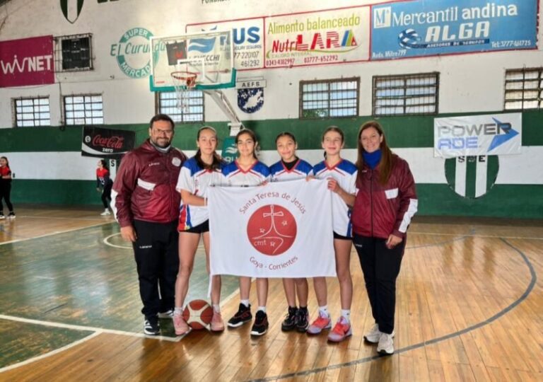 Equipo femenino Sub 14 del Instituto Santa Teresa de Jesús de Goya durante el torneo provincial de básquet 3x3