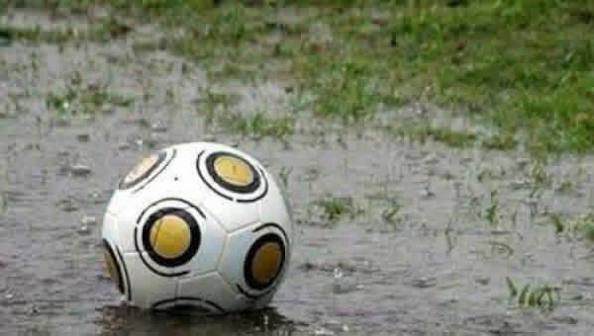 Cancha de fútbol anegada por la lluvia en Corrientes
