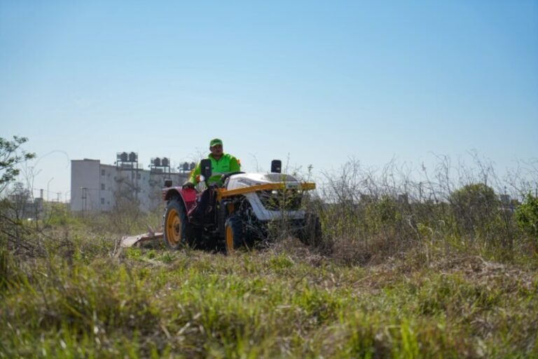 Tractor municipal realizando tareas de desmalezamiento en Corrientes