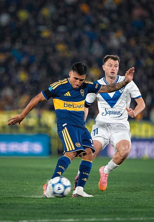Estadio de fútbol con jugadores de Boca y Vélez durante un partido de la Copa Argentina