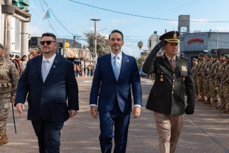 Autoridades provinciales y locales durante el acto central en Paso de los Libres