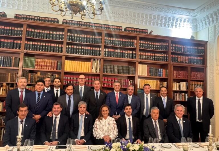 Gobernador de Corrientes, Juan Pablo Valdés, junto a funcionarios nacionales en la Argentina Week París