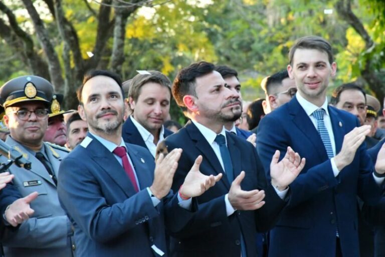 Acto oficial por el 209° aniversario de Loreto con la presencia del gobernador Valdés y el intendente Maidana