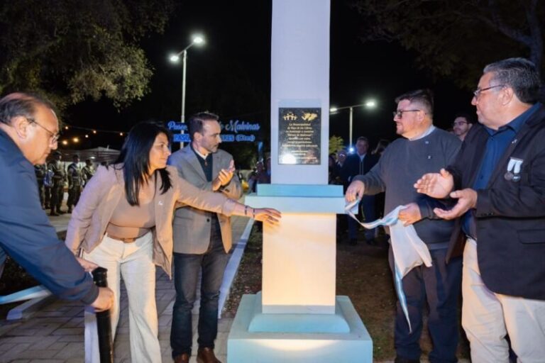Gobernador Juan Pablo Valdés junto a excombatientes y funcionarios durante la inauguración del monumento Arco Trunco en Paso de los Libres