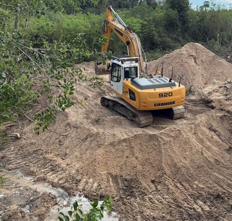 Maquinaria pesada trabajando en la Ruta Nacional N° 12, tramo Esquina-Goya, para mejorar el drenaje del agua