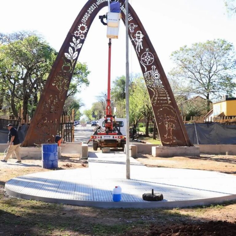 Plaza Libertad de Gobernador Ingeniero Valentín Virasoro durante los actos por el centenario