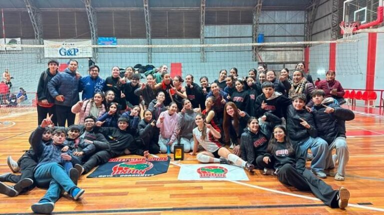 Equipos de vóley de Unión de Goya en competencia