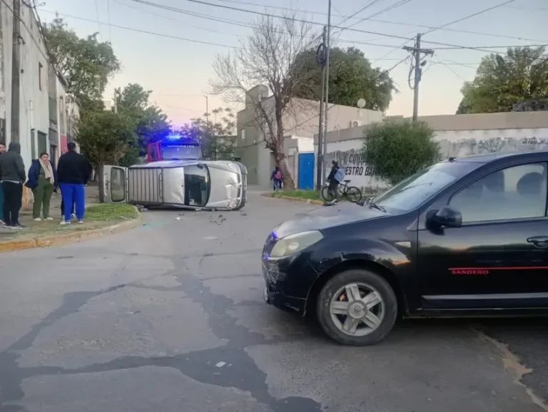 Vehículo volcado en la intersección de Rolón y Vélez Sarsfield en el barrio Bañado Norte
