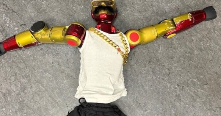 Robot rojo y dorado de 1,20 metros de altura similar al involucrado en el incidente