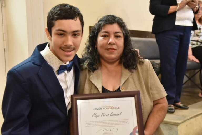 Alejo Pérez Esquivel recibe el reconocimiento Joven Honorable en el Senado de Corrientes