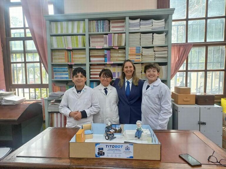 Estudiantes de la Escuela Normal José Manuel Estrada Regional de Corrientes junto a su profesora presentan el robot Titobot