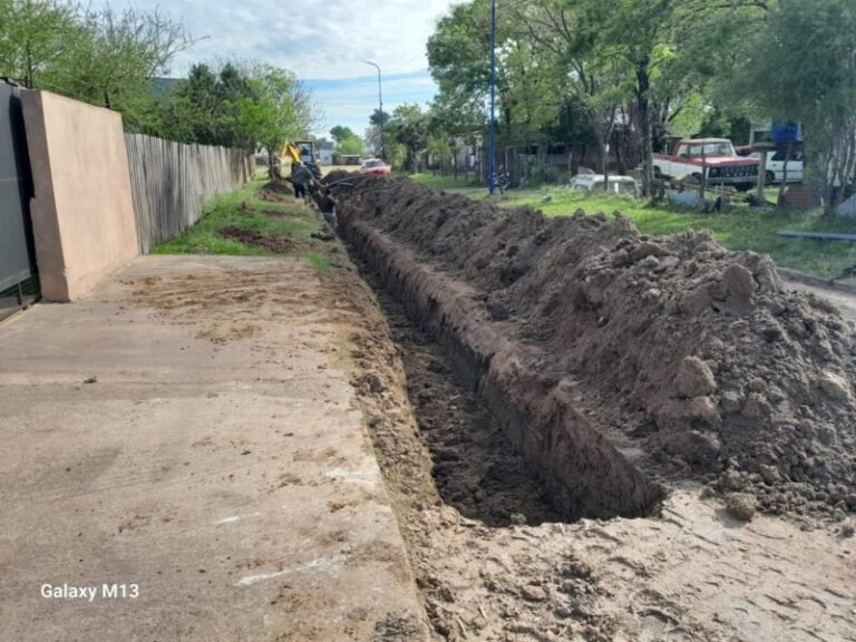 Obreros instalando cañería para la ampliación de la red de agua potable en el barrio Mataderos de Mercedes