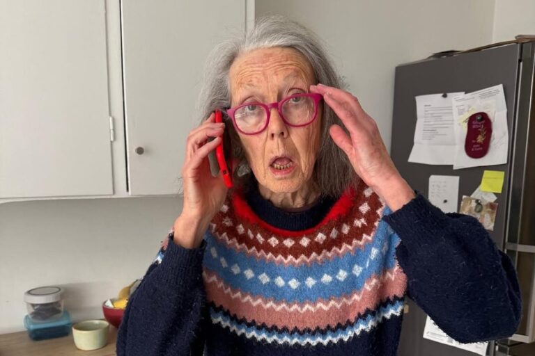 Anne Carson en su cocina de Reikiavik al recibir la noticia del Premio Nobel de Literatura 2026