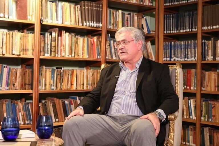 Armando Aquino Britos, abogado constitucionalista y excombatiente de Malvinas, durante una entrevista radial.