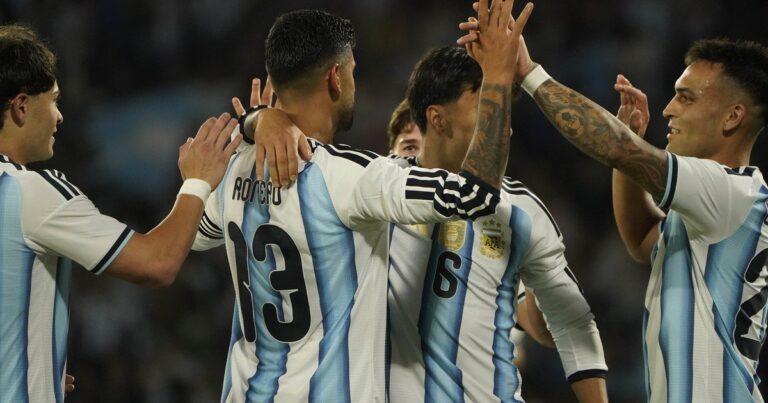 Jugadores de la selección argentina celebrando un gol durante el partido amistoso contra Bolivia en Córdoba