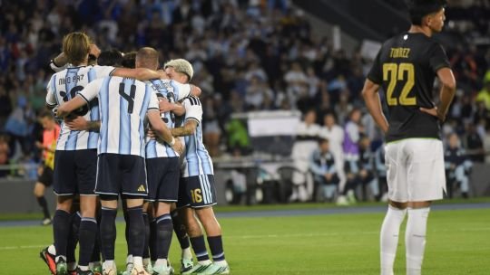 Jugadores de la Selección Argentina celebrando un gol durante el partido amistoso contra Bolivia en el Estadio Kempes de Córdoba