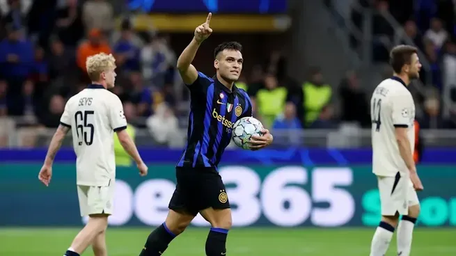Nicoló Tresoldi celebrando un gol con la camiseta del Brujas