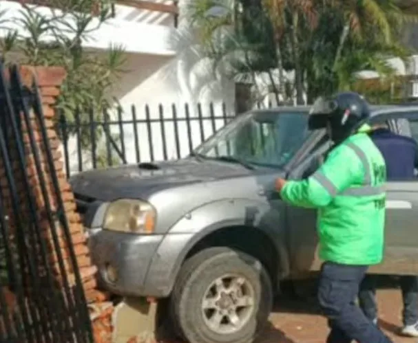 Camioneta destruida sobre la vereda tras chocar contra la fachada de una vivienda en la avenida Maipú al 1.600 de Corrientes