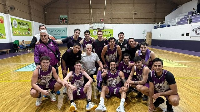 Partido de básquet entre Deportivo Colón y El Tala en el estadio Dr. Mario Castellanos
