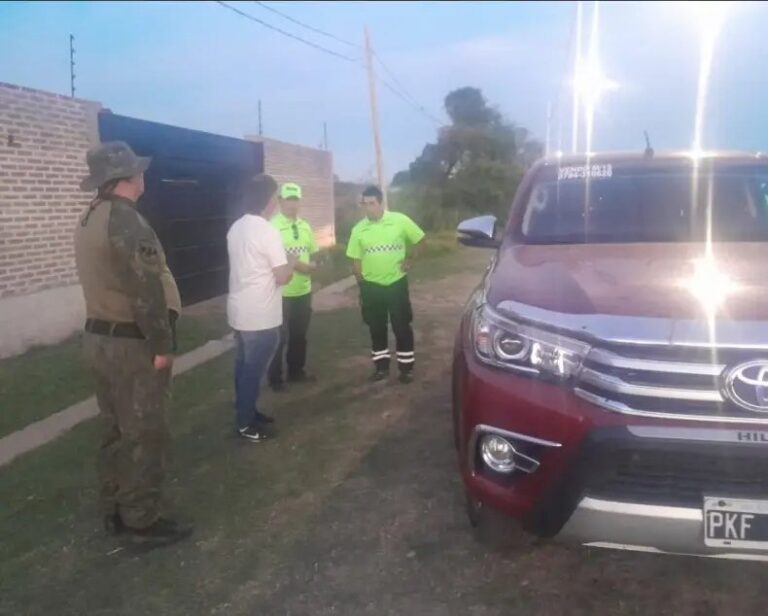 Camioneta Toyota Hilux interceptada por la Policía Rural tras chocar a dos motociclistas en la avenida Maipú de Corrientes