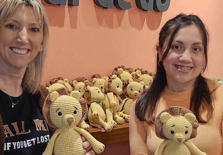 Mujer tejiendo un leoncito de lana con la técnica de amigurumi