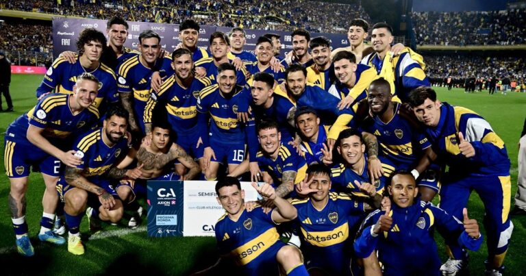 Estadio de fútbol durante un partido de la Copa Argentina