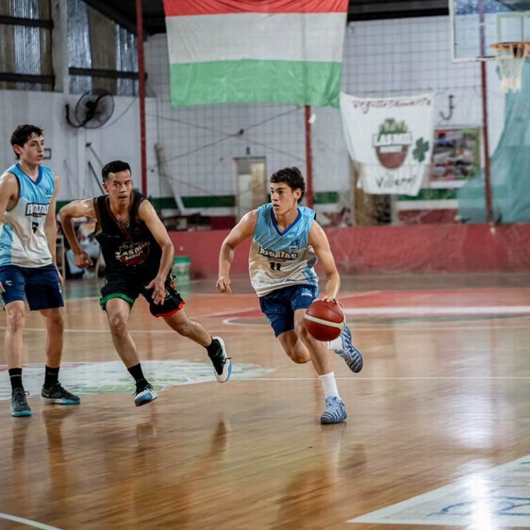 Jugadores de básquetbol de Córdoba y Regatas Corrientes en partido del torneo Oficial de la Abcc