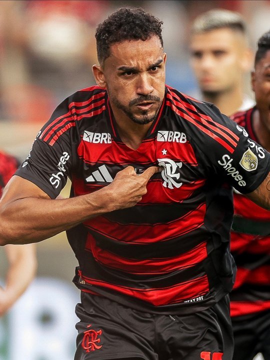 Danilo, defensor de Flamengo, durante un partido