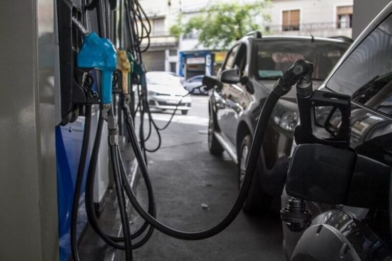 Estación de servicio en Corrientes con surtidores de combustible
